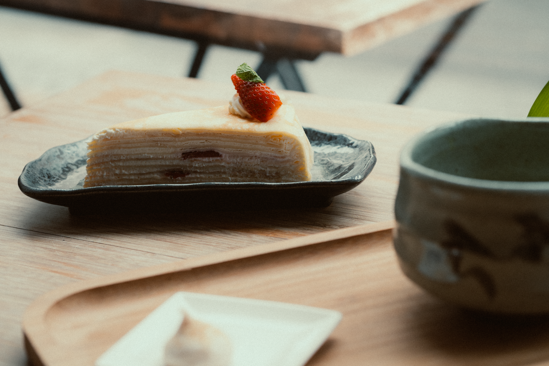 Domaća torta na drvenom stolu, toplo svjetlo